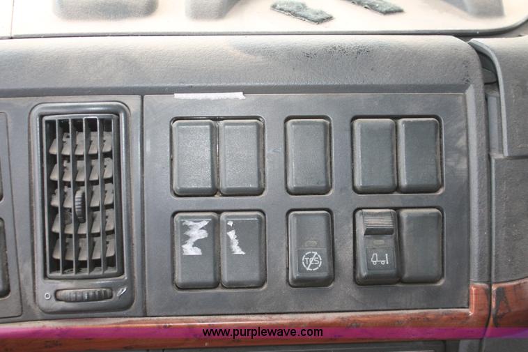 image for item H8367 2006 Volvo VNL semi truck