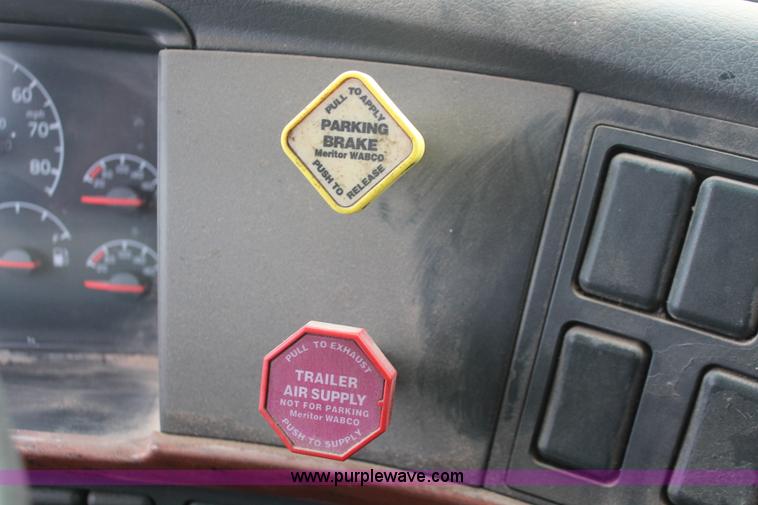 image for item H8367 2006 Volvo VNL semi truck