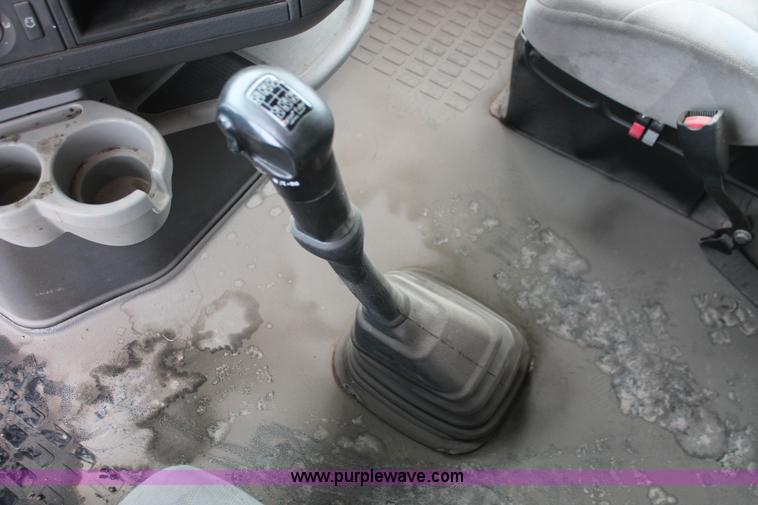 image for item H8367 2006 Volvo VNL semi truck