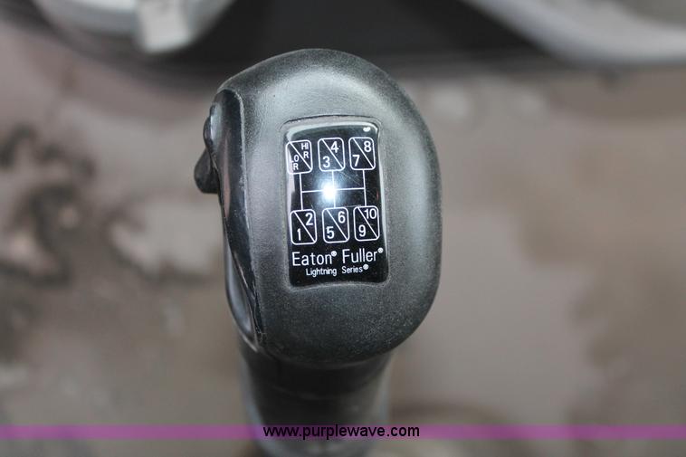 image for item H8367 2006 Volvo VNL semi truck