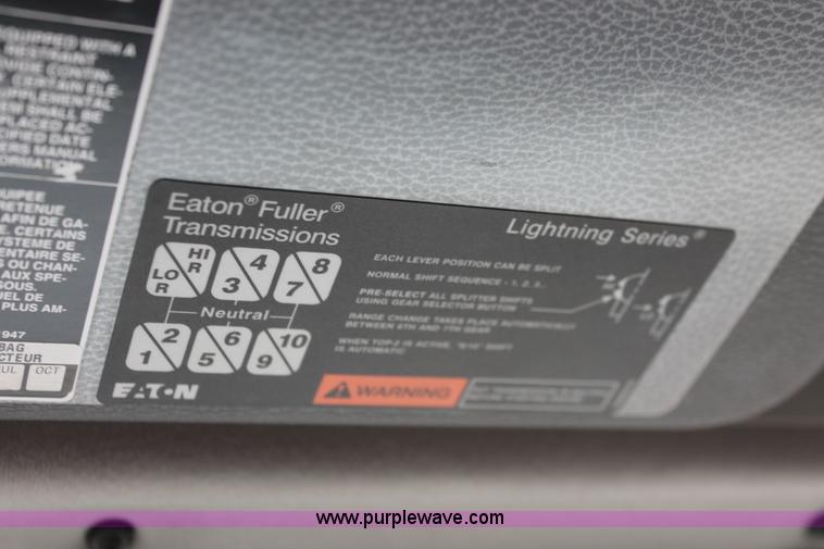 image for item H8367 2006 Volvo VNL semi truck