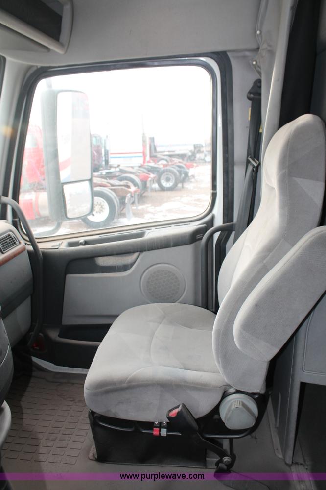 image for item H8367 2006 Volvo VNL semi truck