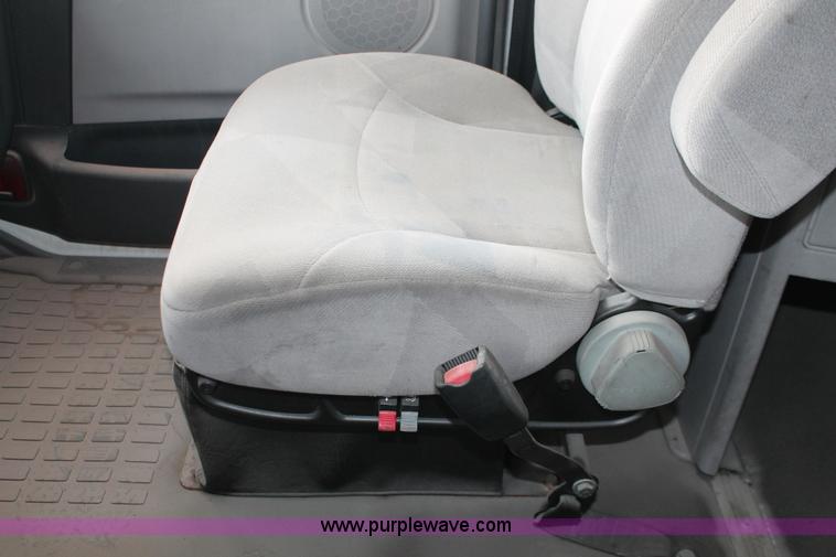 image for item H8367 2006 Volvo VNL semi truck