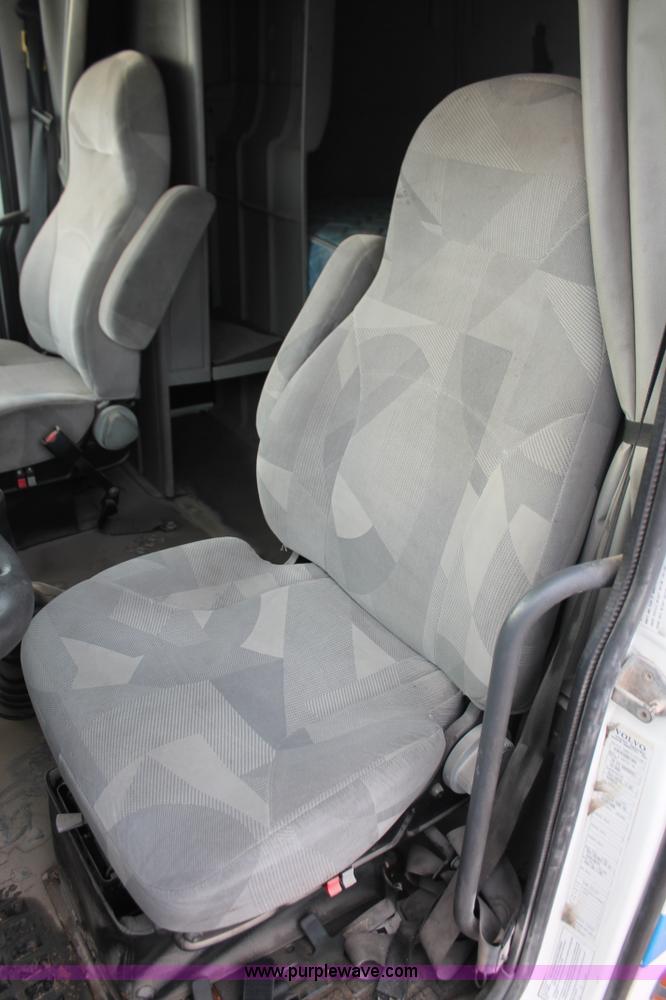 image for item H8367 2006 Volvo VNL semi truck