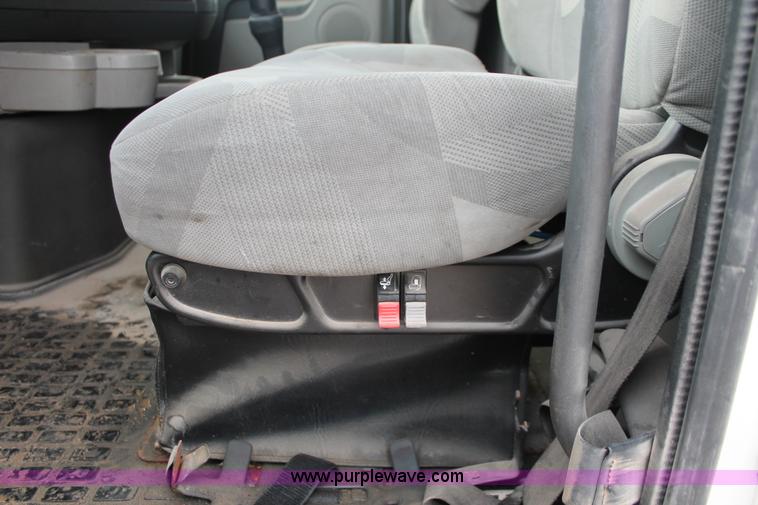 image for item H8367 2006 Volvo VNL semi truck