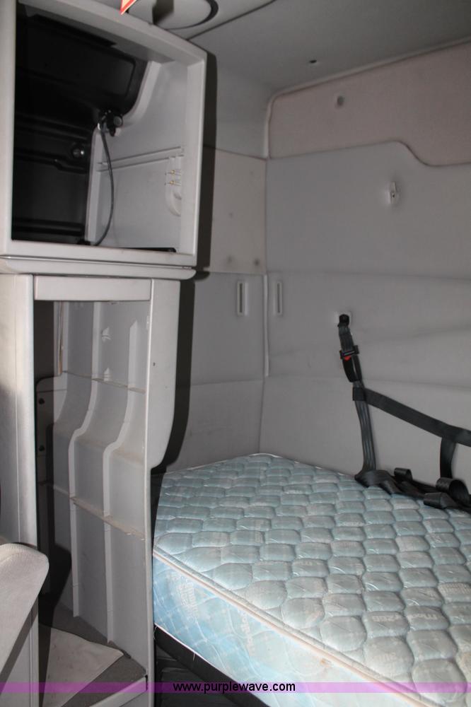 image for item H8367 2006 Volvo VNL semi truck