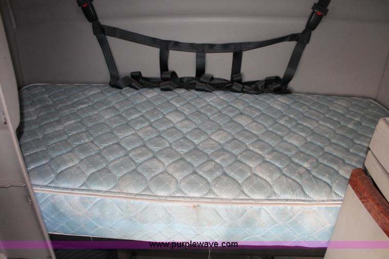 image for item H8367 2006 Volvo VNL semi truck