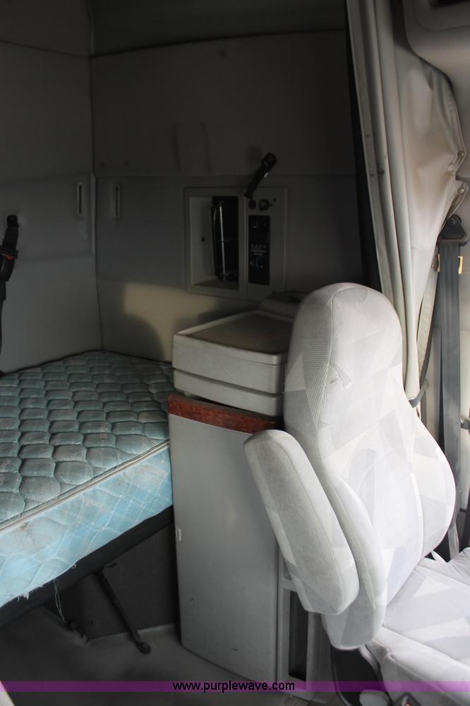 image for item H8367 2006 Volvo VNL semi truck