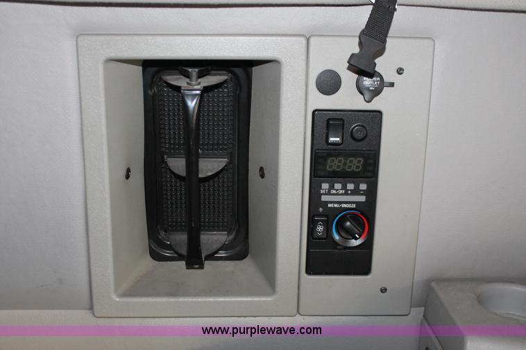 image for item H8367 2006 Volvo VNL semi truck