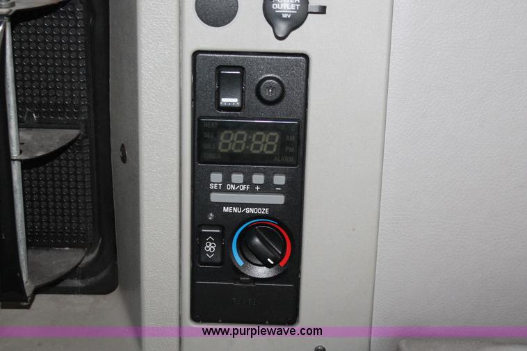 image for item H8367 2006 Volvo VNL semi truck