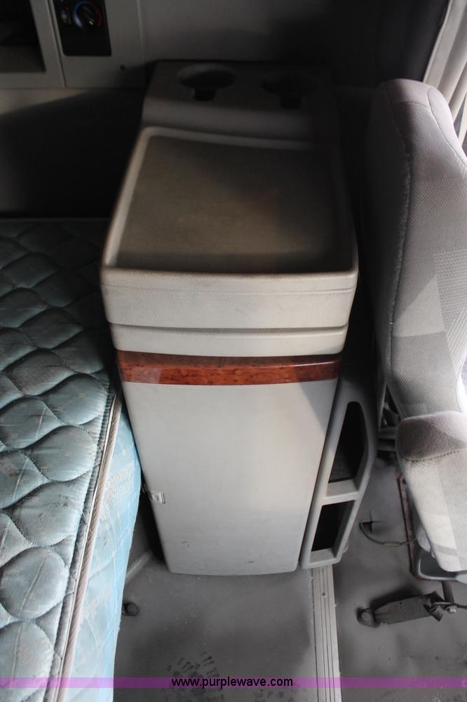 image for item H8367 2006 Volvo VNL semi truck