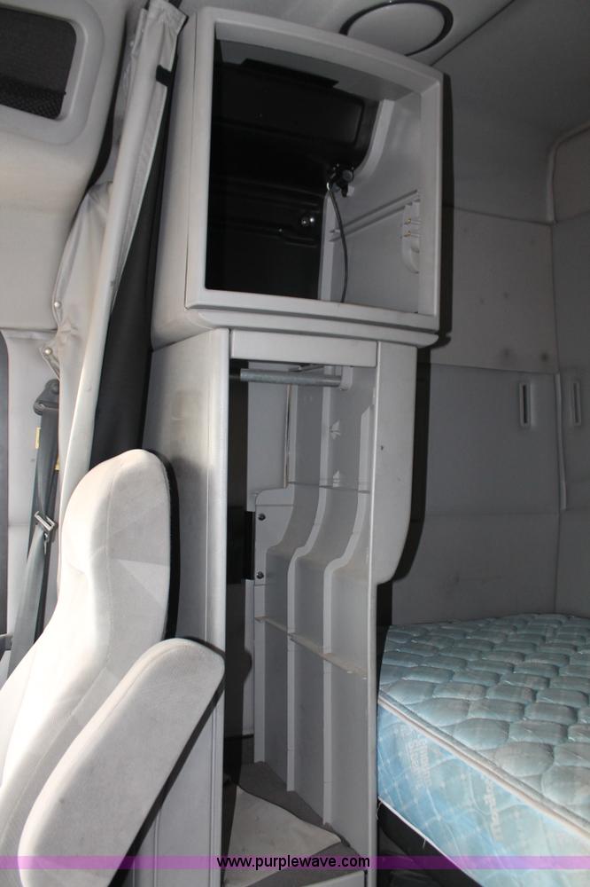 image for item H8367 2006 Volvo VNL semi truck