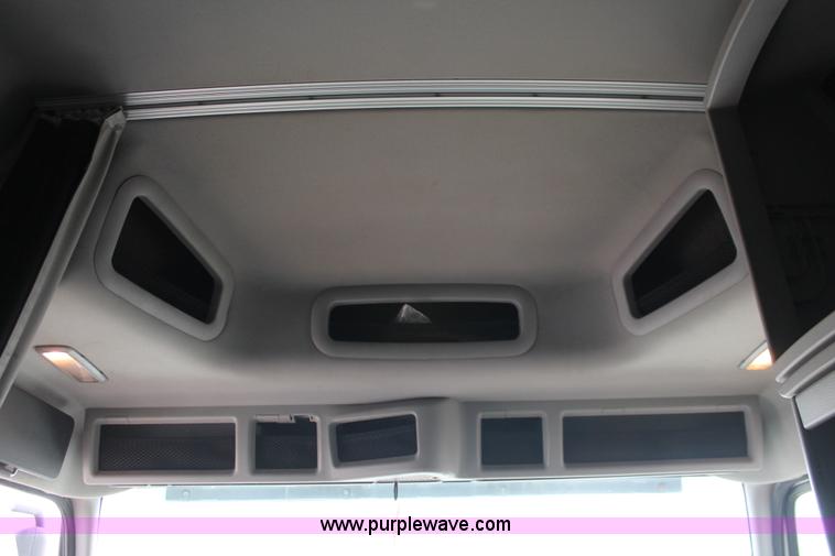 image for item H8367 2006 Volvo VNL semi truck