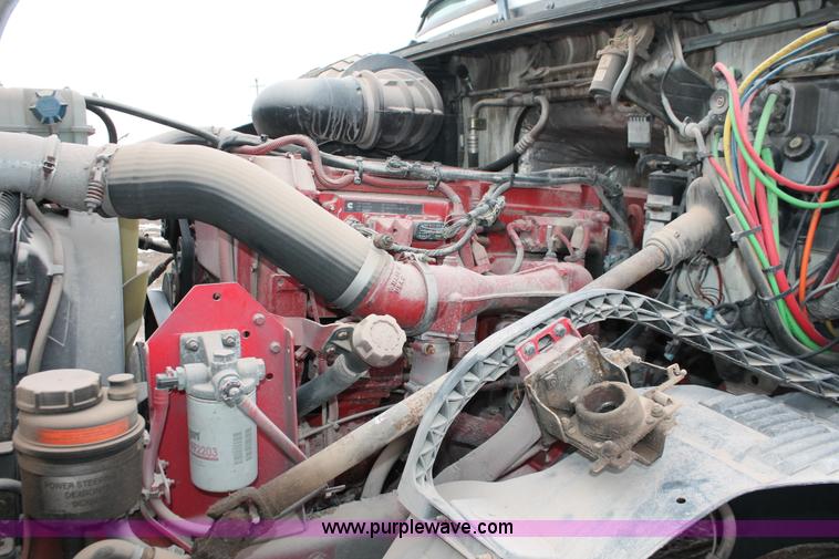 image for item H8367 2006 Volvo VNL semi truck