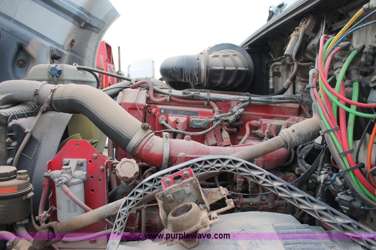 image for item H8367 2006 Volvo VNL semi truck