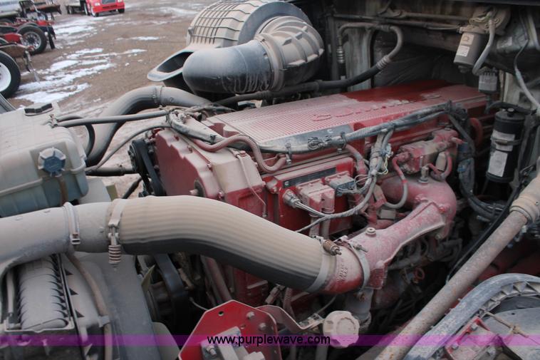 image for item H8367 2006 Volvo VNL semi truck