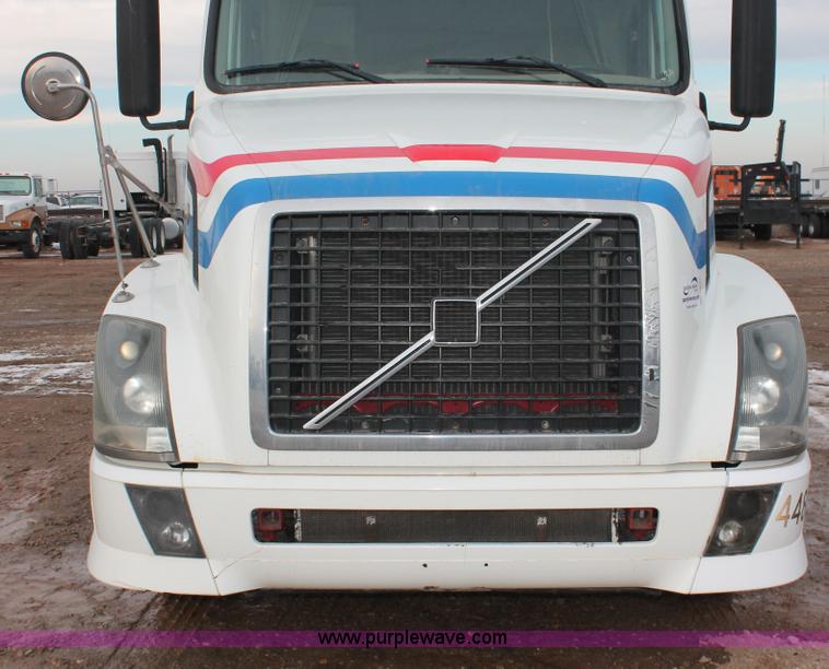 image for item H8367 2006 Volvo VNL semi truck