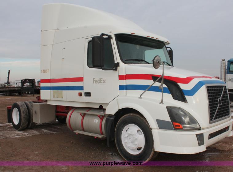 image for item H8367 2006 Volvo VNL semi truck
