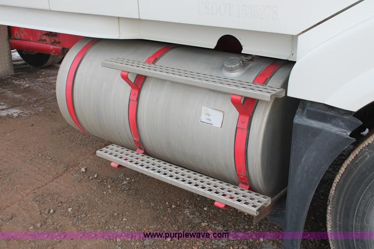 image for item H8367 2006 Volvo VNL semi truck