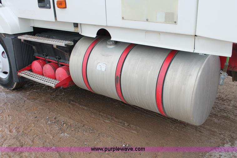 image for item H8367 2006 Volvo VNL semi truck