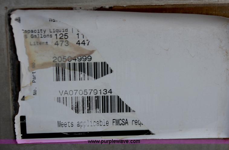 image for item H8367 2006 Volvo VNL semi truck