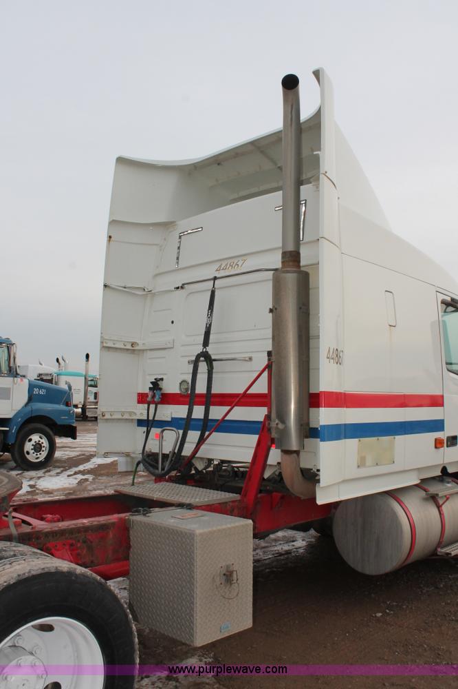 image for item H8367 2006 Volvo VNL semi truck