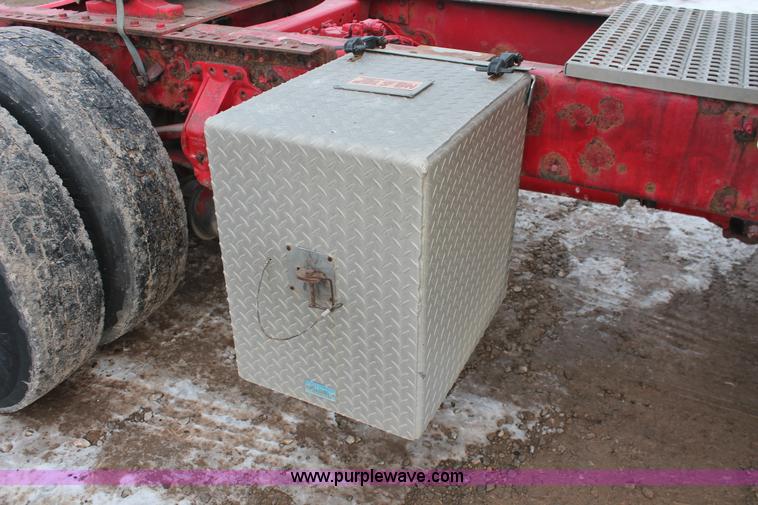 image for item H8367 2006 Volvo VNL semi truck