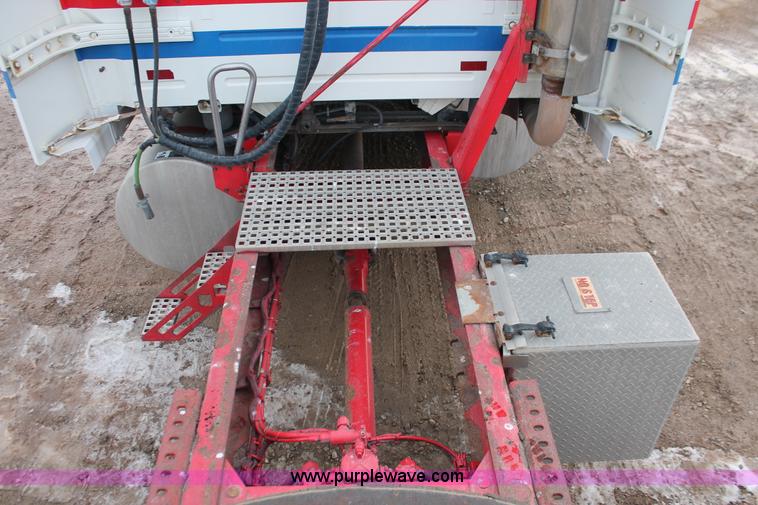 image for item H8367 2006 Volvo VNL semi truck