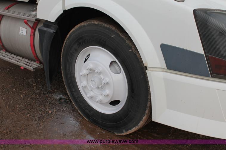 image for item H8367 2006 Volvo VNL semi truck