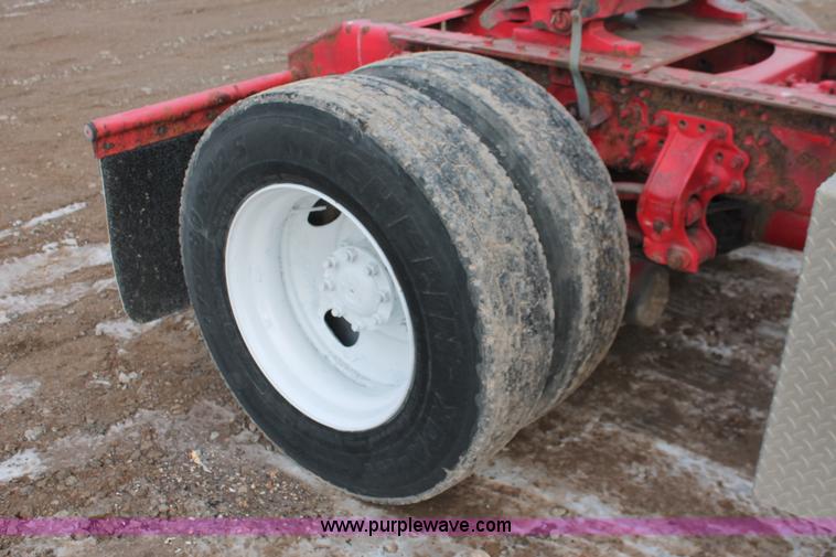 image for item H8367 2006 Volvo VNL semi truck