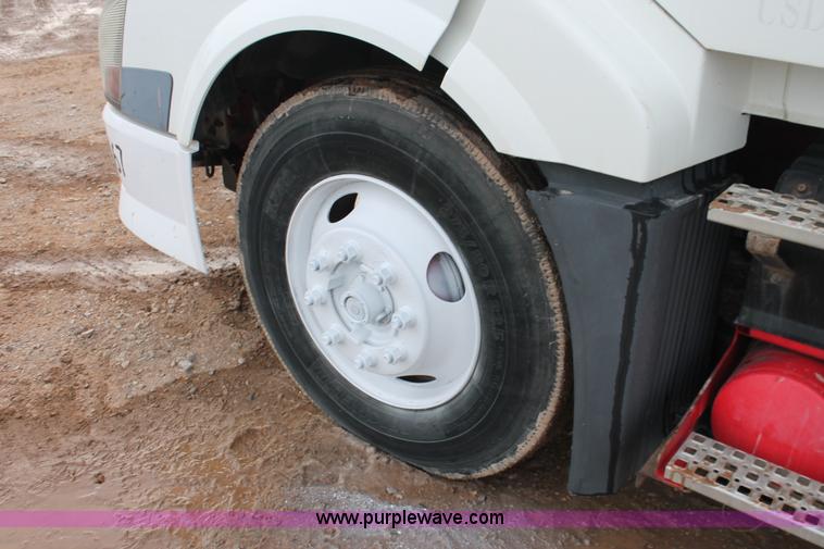image for item H8367 2006 Volvo VNL semi truck