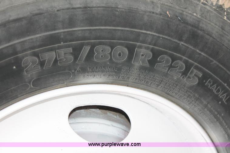 image for item H8367 2006 Volvo VNL semi truck