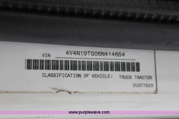 image for item H8367 2006 Volvo VNL semi truck