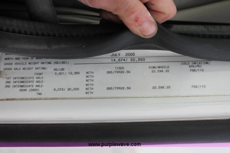 image for item H8367 2006 Volvo VNL semi truck