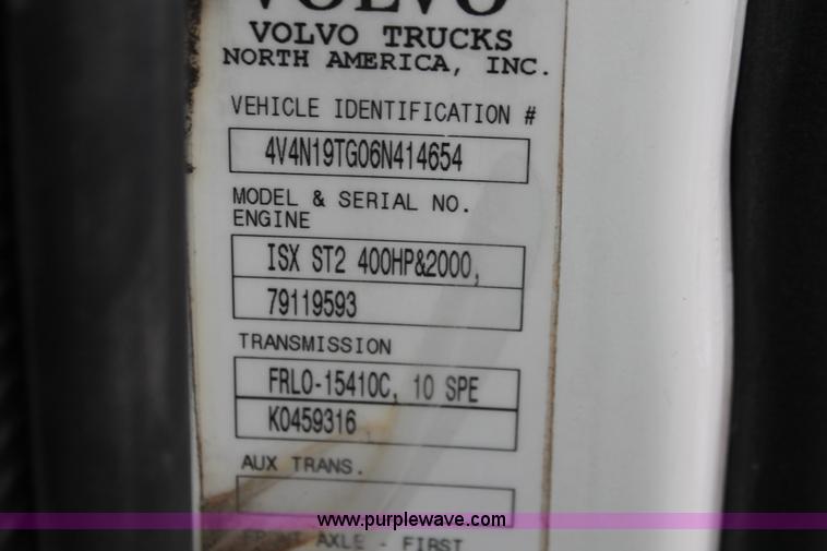 image for item H8367 2006 Volvo VNL semi truck