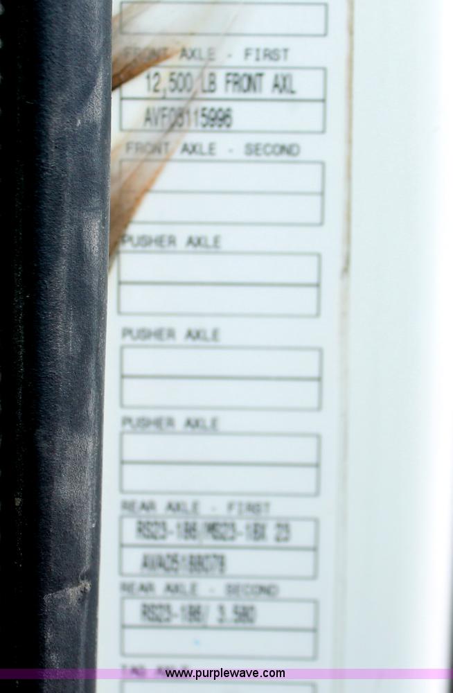 image for item H8367 2006 Volvo VNL semi truck