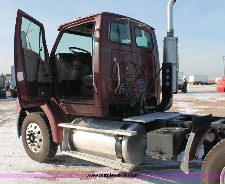 image for item H8373 2005 Sterling AT9500 semi truck