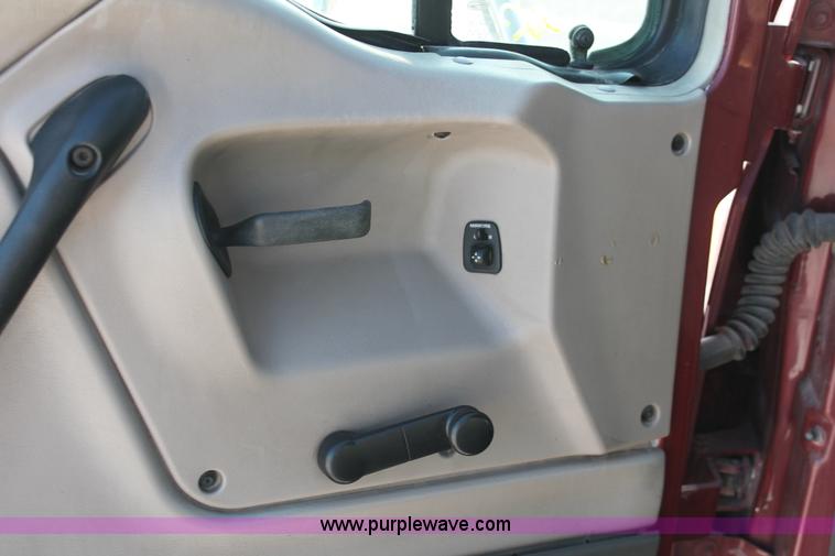 image for item H8373 2005 Sterling AT9500 semi truck