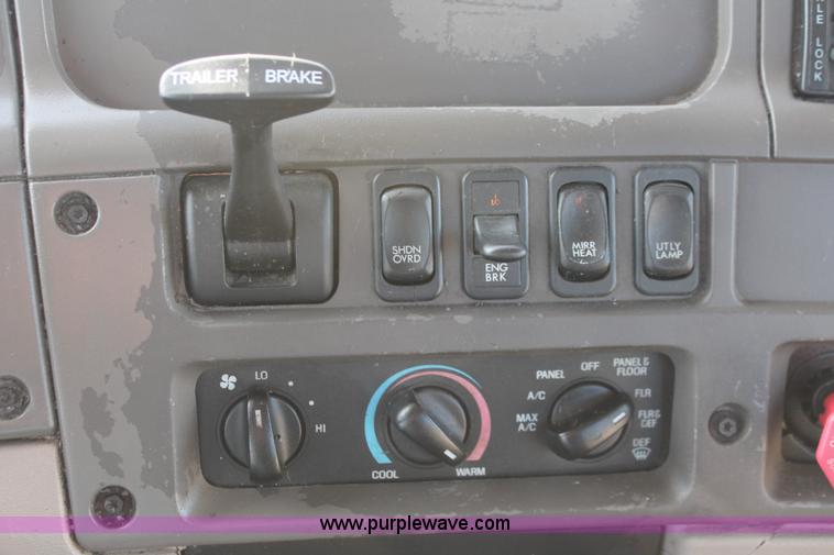 image for item H8373 2005 Sterling AT9500 semi truck