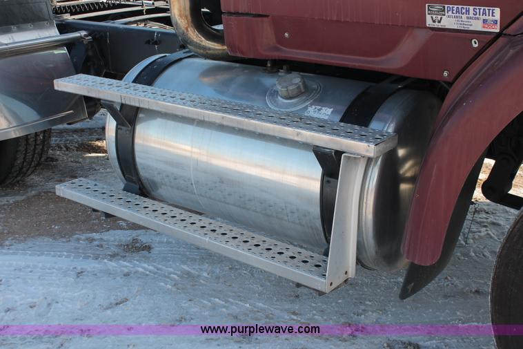 image for item H8373 2005 Sterling AT9500 semi truck