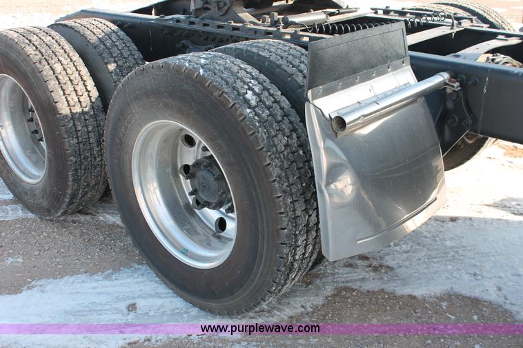 image for item H8373 2005 Sterling AT9500 semi truck