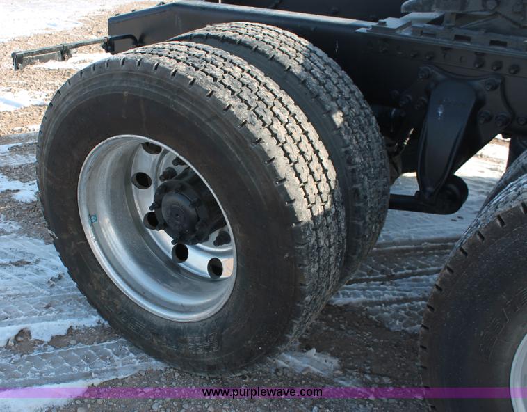 image for item H8373 2005 Sterling AT9500 semi truck