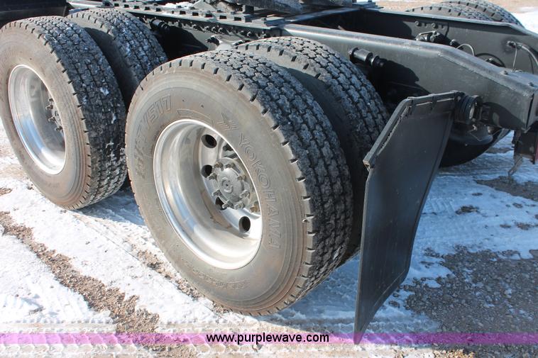 image for item H8373 2005 Sterling AT9500 semi truck