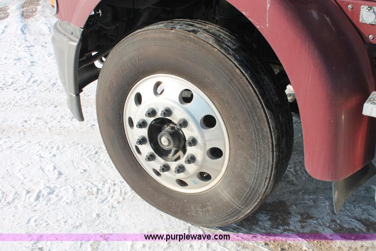 image for item H8373 2005 Sterling AT9500 semi truck