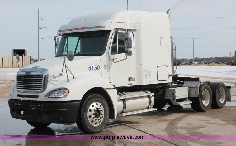 image for item H8374 2004 Freightliner Columbia semi truck