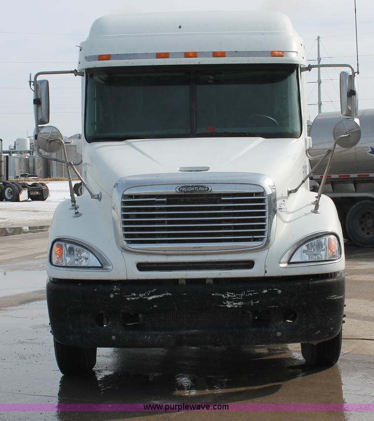 image for item H8374 2004 Freightliner Columbia semi truck