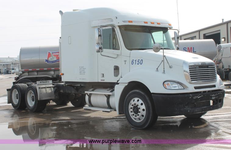 image for item H8374 2004 Freightliner Columbia semi truck