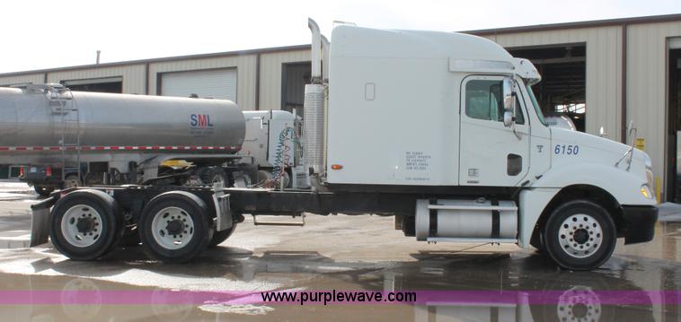 image for item H8374 2004 Freightliner Columbia semi truck