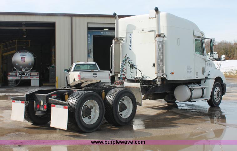 image for item H8374 2004 Freightliner Columbia semi truck