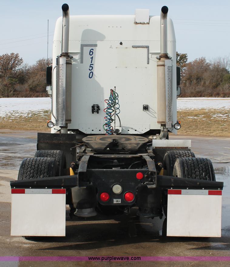 image for item H8374 2004 Freightliner Columbia semi truck